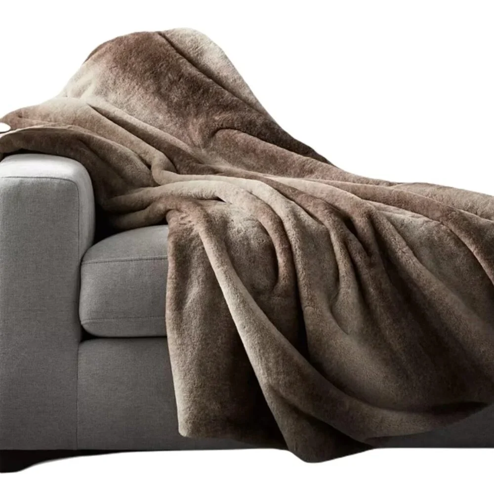 Member's Mark Luxury Faux Fur Throw 60" x 70" - Wolf - Picture 1 of 4